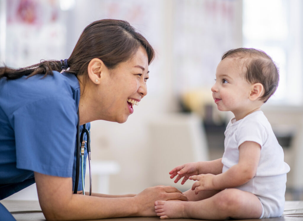 Médecin qui ausculte bébé