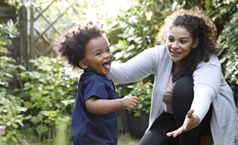 Etude carma enfant avec sa mère qui joue