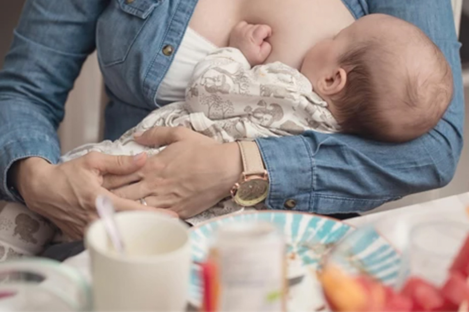 Maman qui allaite son bébé